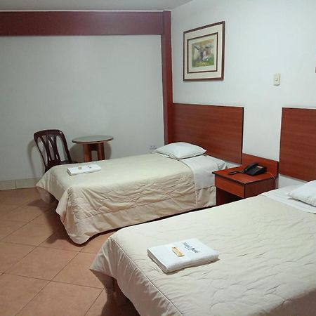 חוארז Hostal Bond מראה חיצוני תמונה